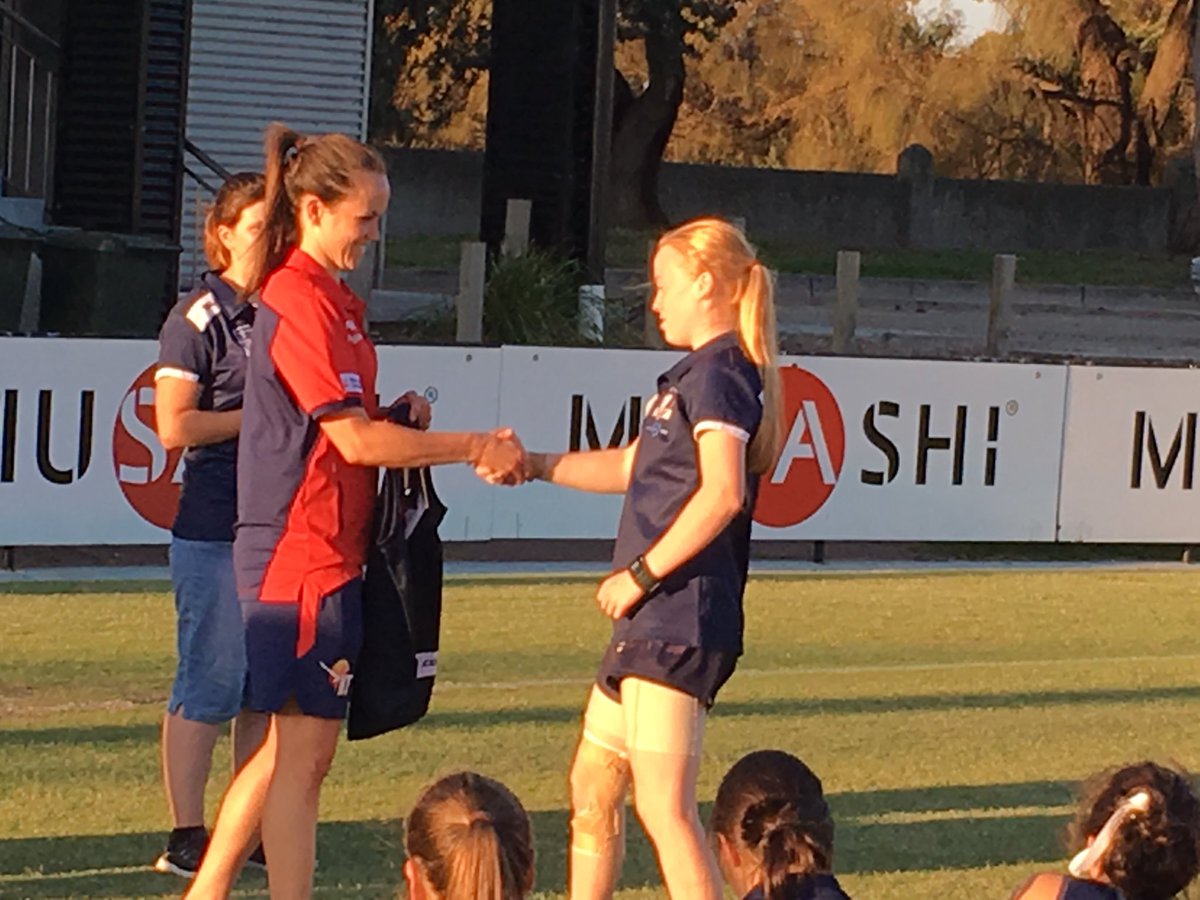 GeorgiaWilson00's tweet photo. Thank you to @DaisyPearce6 for coming down to training and presenting us our jumpers @SandyDragons @YouthGirls https://t.co/Jx75QedpAn