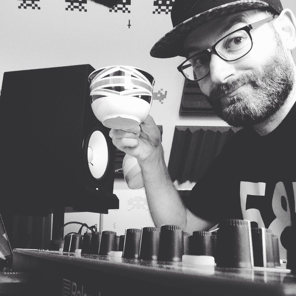 mjfitzmusic's tweet photo. Repping @antonydaly #586records in the lab! @Ableton business with @giomsoundz today #skype https://t.co/bTemGUoWyM