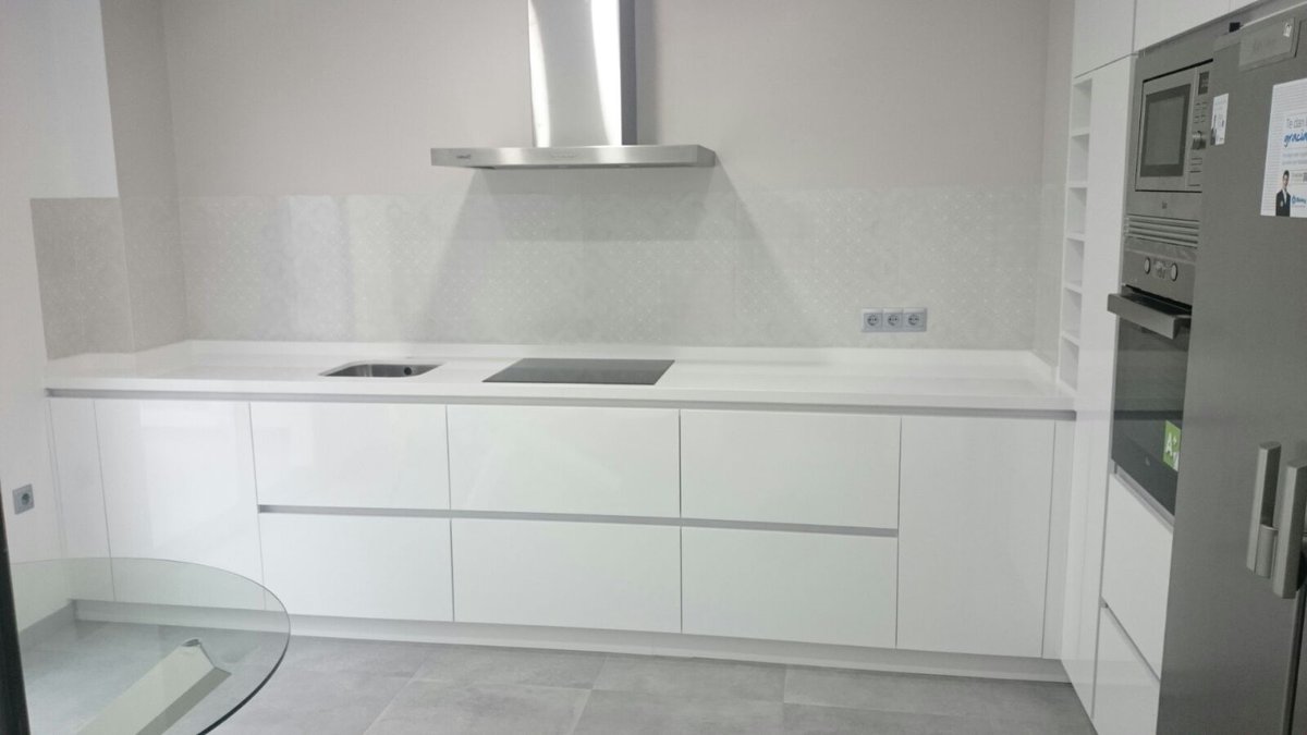 Cocinas Jimenez on Twitter: "Cocina en formica blanco brillo, con