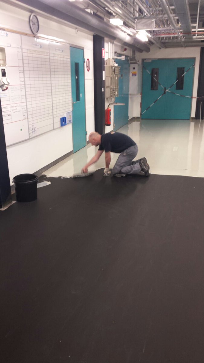 VLAQSynthetics's tweet photo. #antistatische #Epoxy vloer is een vak apart. https://t.co/myqVStDPdB