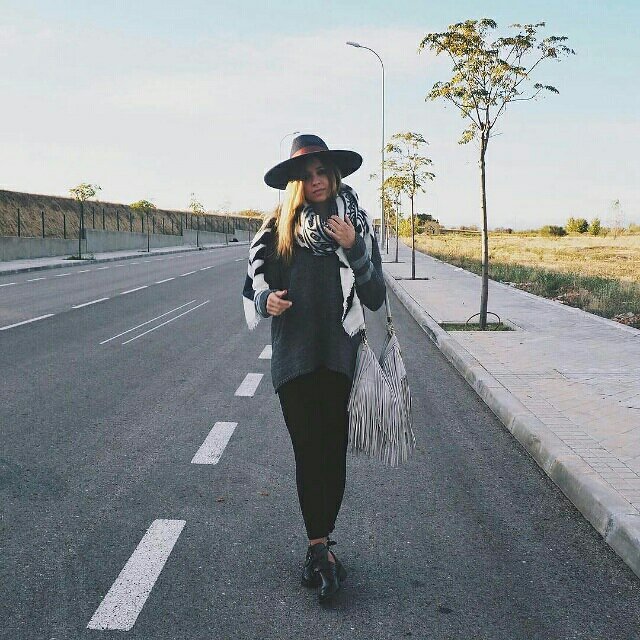 Cincomasuno_es's tweet photo. ¡Fantástico el #streetstyle de la  bloguera Ana Veloso con jersey de punto de CINCO+UNO! #felizjueves https://t.co/cqnh59tlOo