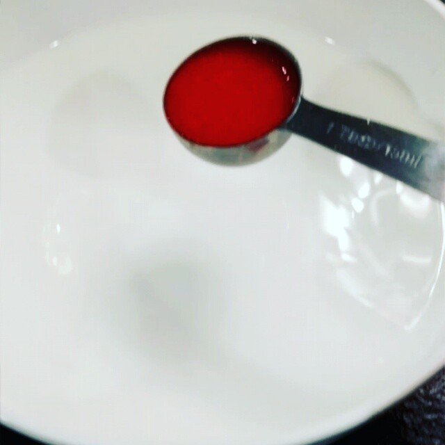 capturethesouls's tweet image. Next up #ReverseSpherification.  Success on the first try.  Strawberry puree spheres.  #Mo… ift.tt/20NuF5E
