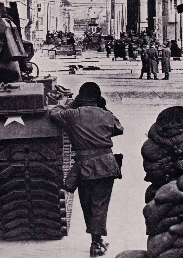 madefromcoldwar's tweet photo. Face off between East and West - Checkpoint Charlie 28 October 1961 https://t.co/9urQmktSbb