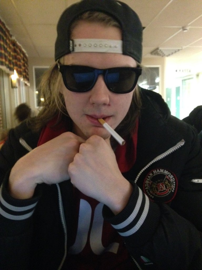 erikdenvilde's tweet photo. Min kära vän " Don" Oskar! Tar en pinne på cafe Werner och diskuterar båtar och kvinnor, älskar mitt liv #pimpar https://t.co/RB1pa6LYPF
