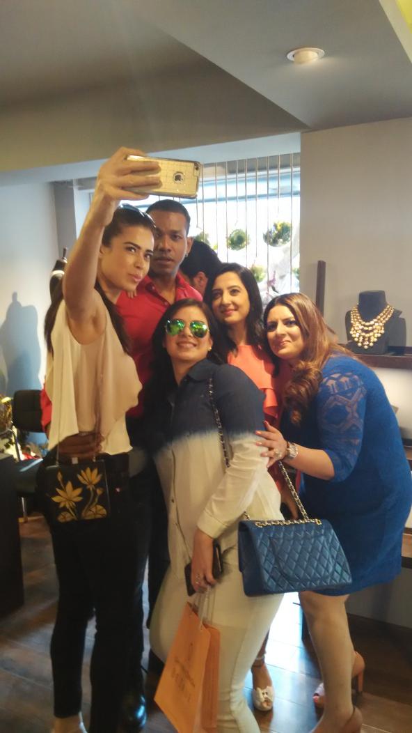 GBTBeTrue's tweet photo. Selfie time at the @amybillimoria #HouseOfDesign @Vinita48795871 @UrvashiiSharma https://t.co/eSx46JnTwr
