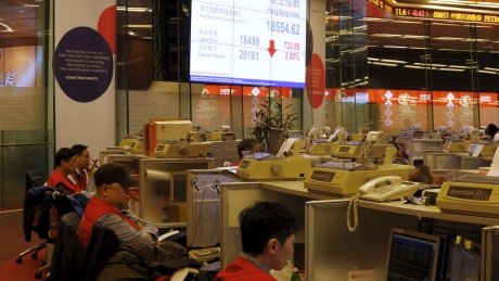 CBCNews's tweet image. European and Asian markets drop, investors dump U.S. dollar ift.tt/1O4tsKx