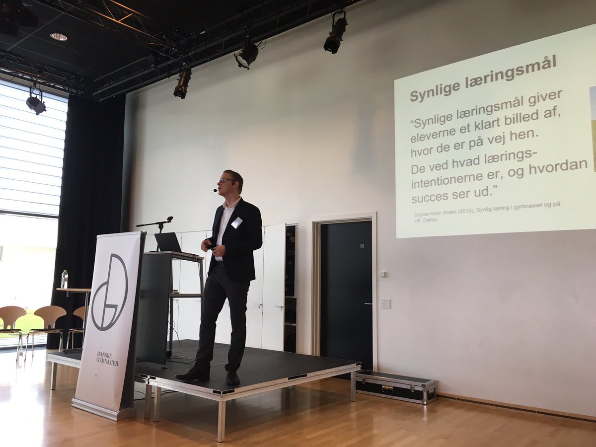 DanskeGymnasier's tweet photo. .@HenningRomme: Video er ikke bare videnoverførsel. Video er diskuterende, analyserende og introducerende #ITiGYM https://t.co/5VFedyfJHE