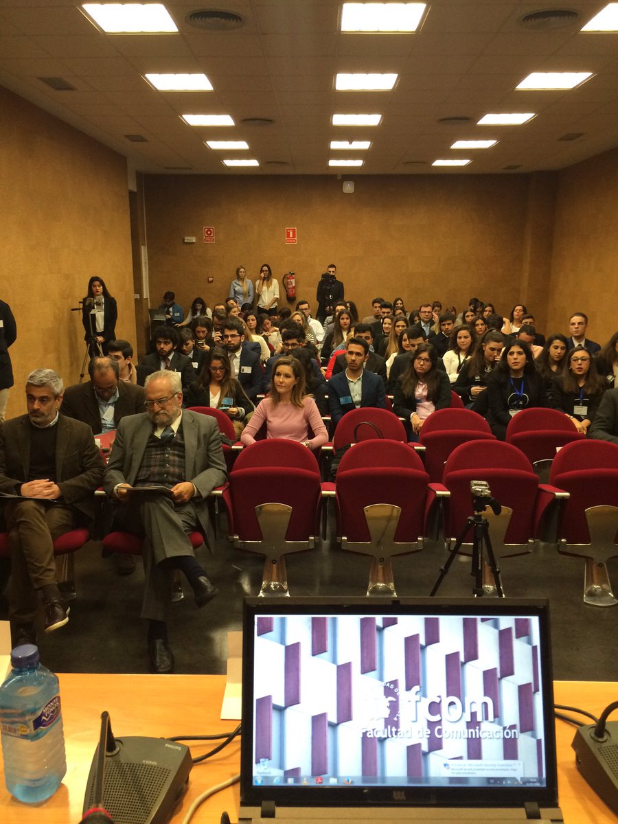 III Gala proyectos 2.0 en acción #Proyeccom16 Suerte a todos nuestros alumnos #Fcom <a href="/LabProCom/">LabProCom</a> @Gabifcom <a href="/HadaMSG/">Hada Sánchez</a>