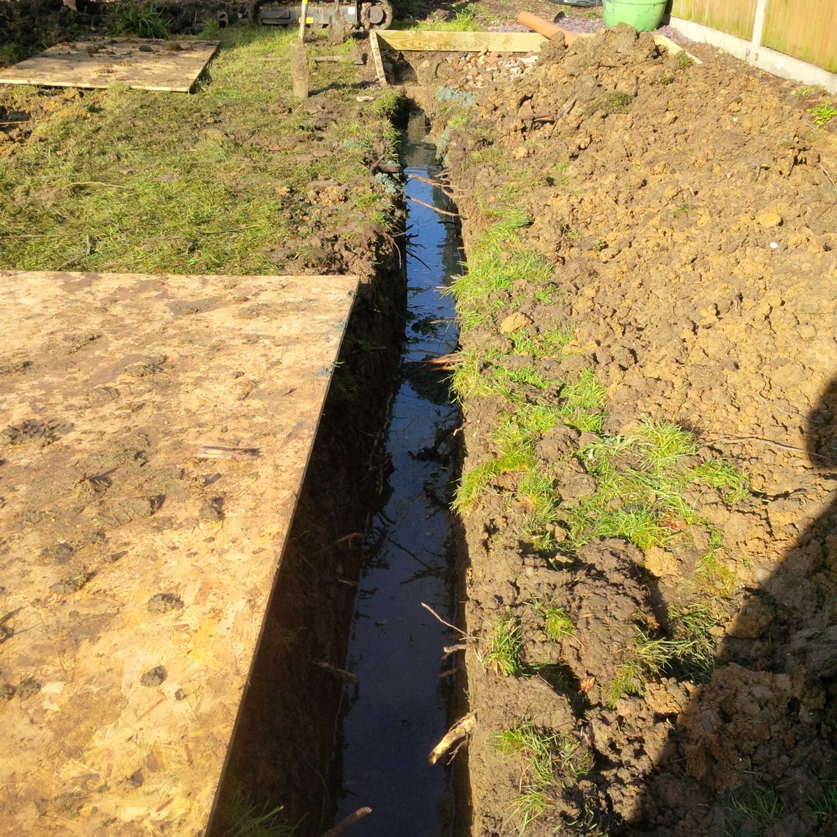 PlewsGL's tweet photo. This, boys and girls, is capillary action caused by digging in clay soil. #lansdscaping #Plews #reallynotweneeded https://t.co/lUo47d9vjv