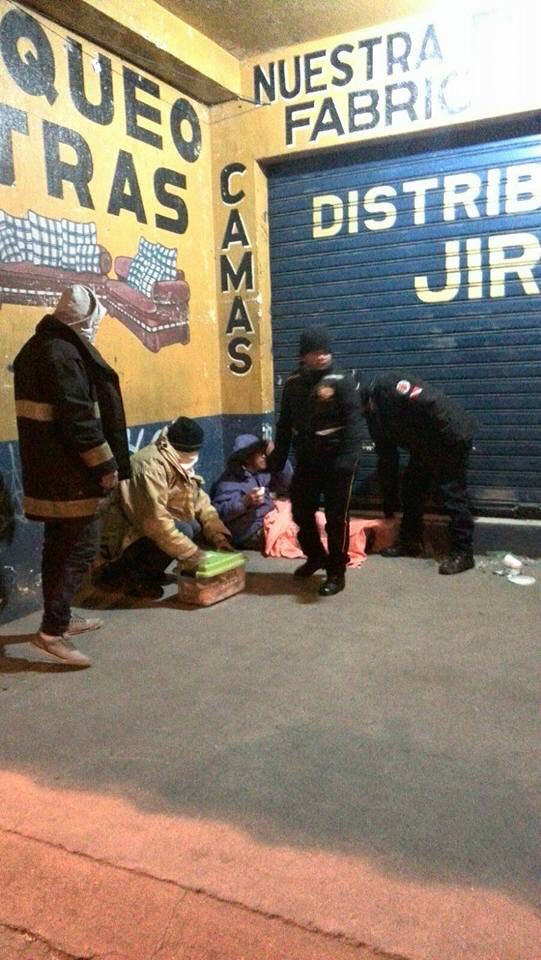 WalteHermosilla's tweet photo. @BVoluntariosGT de la 10ª compañía, de la Z.11 capitalina, comparten abrigo, café y pan, a indigentes por #OndaFria. https://t.co/NHRJFmL1cz
