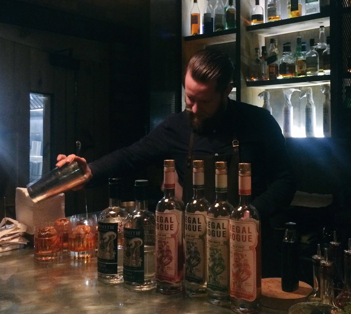 clairebearsings's tweet photo. Tidy round of #rogueronis from @RegalRogue and @TheDAOldTown #kiltingit #roguehour https://t.co/RSppVvK5lj