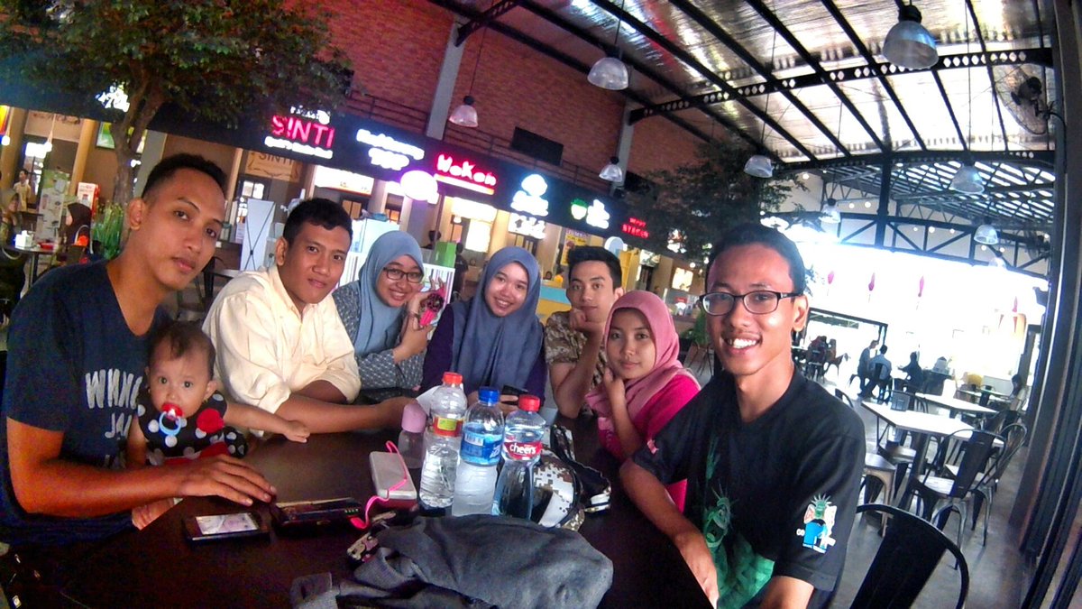 fehasee_'s tweet photo. Bisa ketemu kalian lagi hehehe @ShauqiFE @royrmdhn @intannfd @cunetaa @AzDianKa_2 😁😀 https://t.co/24R7cZG7nF