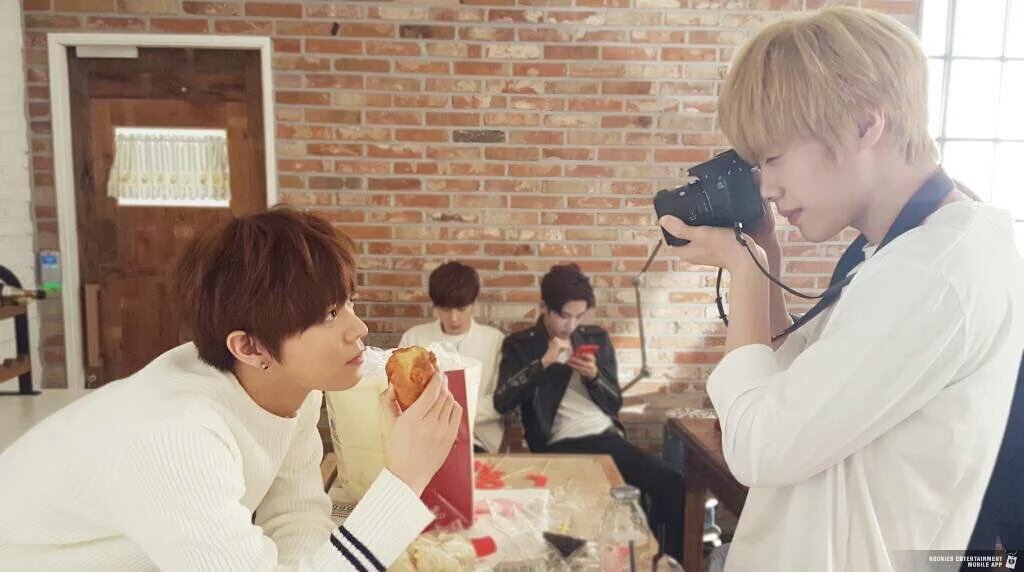 Ca7sdFkWwAESHC7.jpg:large