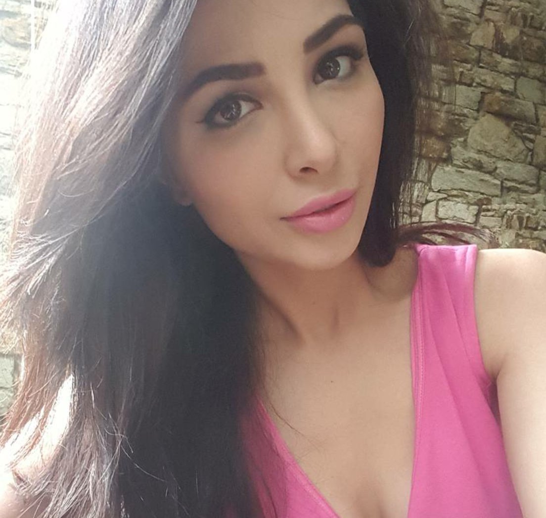 SabeekaImam's tweet image. I'm obsessed with PINK! 💓💕💞💗#PinkObsession #ColorRiche #PinkLips @LOrealParisPK