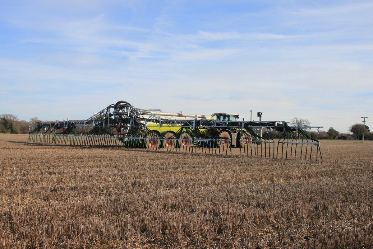 BozzettoStefano's tweet photo. “@FGSAgri: 36m metre machine in Suffolk. #digestate #fertiliser #PAS110 #claas https://t.co/D6TgiO9yra” @fracrivelli @RArtegiani