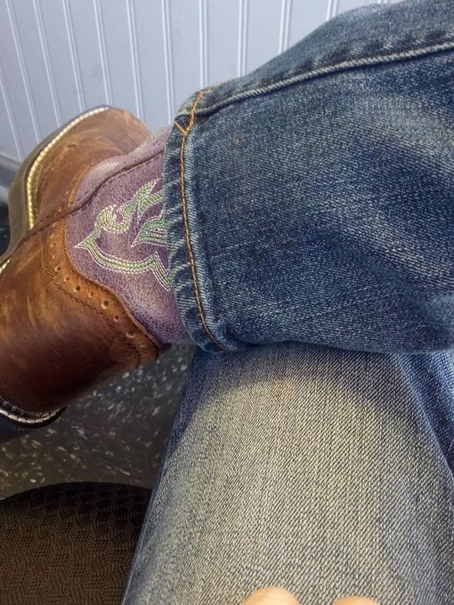 Oil change for trip...  My tennis buddy bailed so I am stomping around town in my jeans &amp; boots... https://t<a href="/tag/goddess"class="tags"><span>#goddess</span></a><a href="/tag/havefaith"class="tags"><span>#havefaith</span></a><a href="/tag/worship"class="tags"><span>#worship</span></a>
