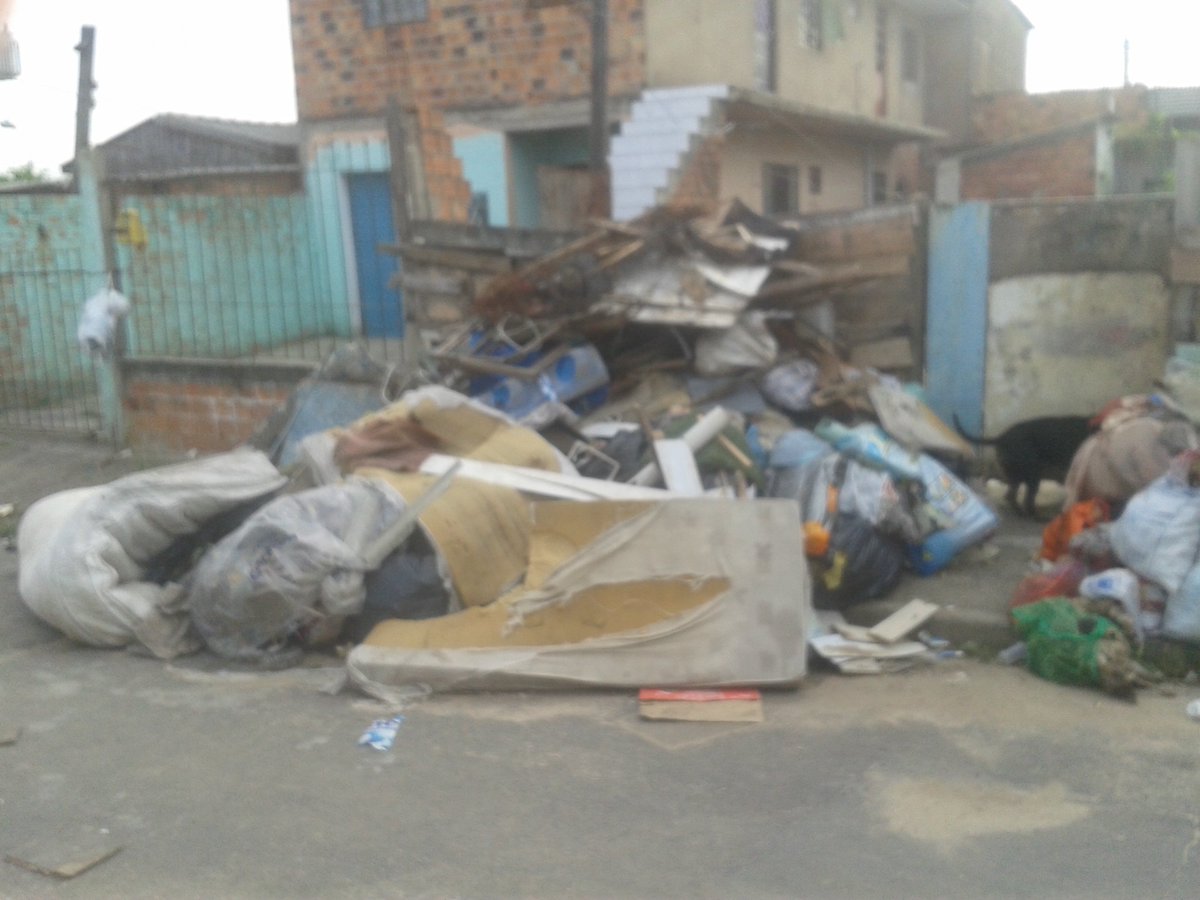 sebold_jeo's tweet photo. @DMLU_POA lixo acumulado a semanas ao lado d minha casa, Rua Eliezer Furini 37 Mario Quintana. https://t.co/Tsn6lVXgpl
