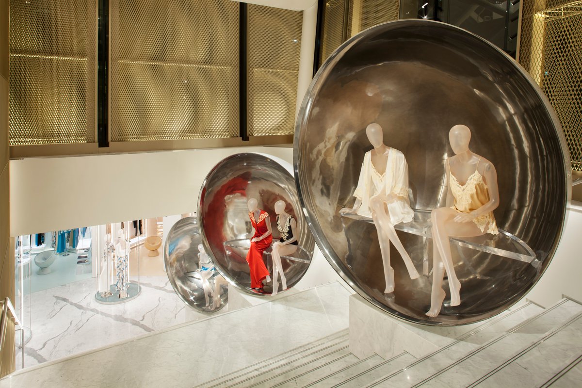 LaPerlaLingerie's tweet photo. The new La Perla flagship store in Tokio, with glass walls, golden metallic mesh and "display pearls" https://t.co/308Q3ruwK3