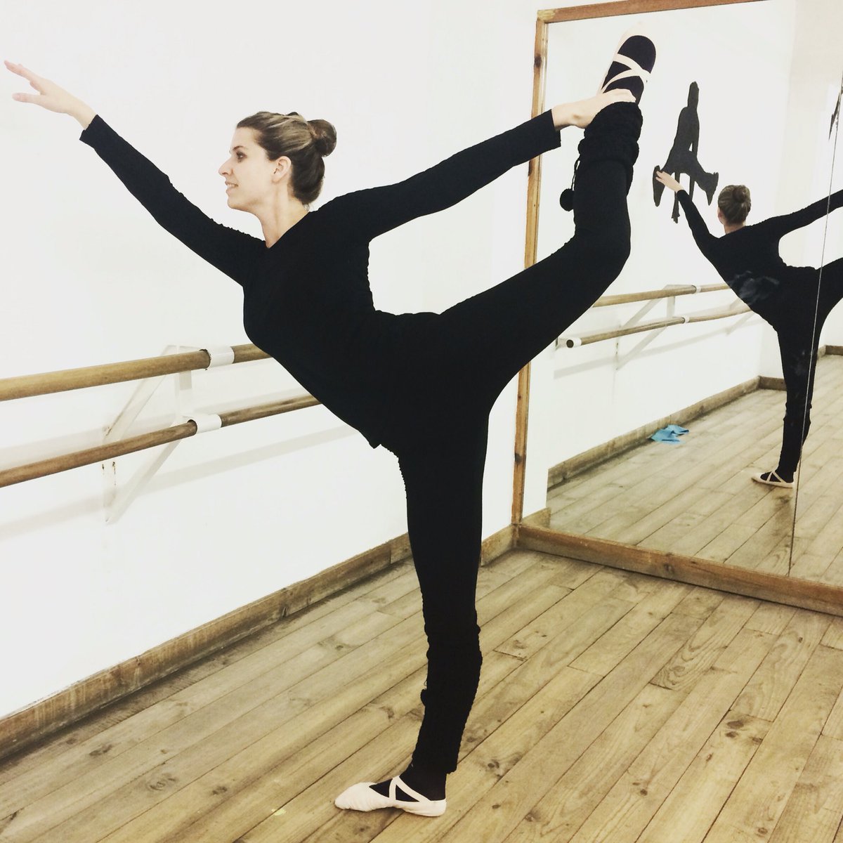 LauraOliper's tweet photo. Constancia y pasion ❣ #dancerintraining #dance https://t.co/tS3fb6j5Kj