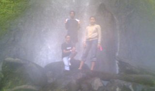 KapanLagicom's tweet photo. 3 pemuda ini baru tahu kalau ada sosok genderuwo tinggi besar ikutan berpose di air terjun #Kamisteri https://t.co/C3z0YXMM7m