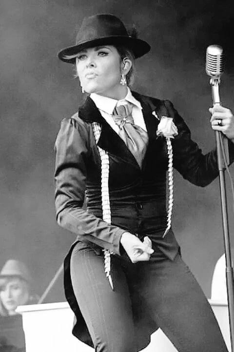KattyPequis70's tweet photo. @GloriaTrevi Quiero ser la hembra mala Sábado 13 😁🎩❤💪🙋👌con @MrTrevii #Mrtrevi #Fanove por FA si. https://t.co/W6HNR8SFRX