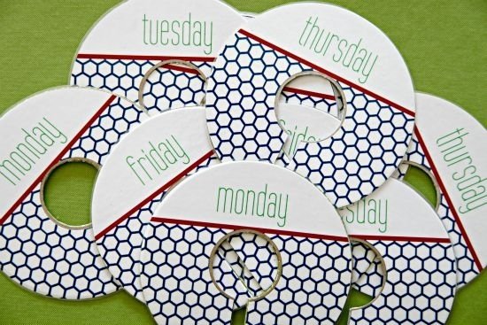 DecluttrMe's tweet image. Use hanger tabs to separate clothes into daily outfits

#organize #declutter #homeorganizing  #wardrobe