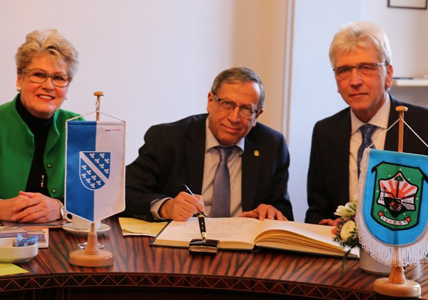 Bürgermeister von Kassels #Partnerstadt Ramat Gan zu Gast im Rathaus. #Kassel  bit.ly/RamatGan0211 (mic) https://t.co/UsVMP0fw4B