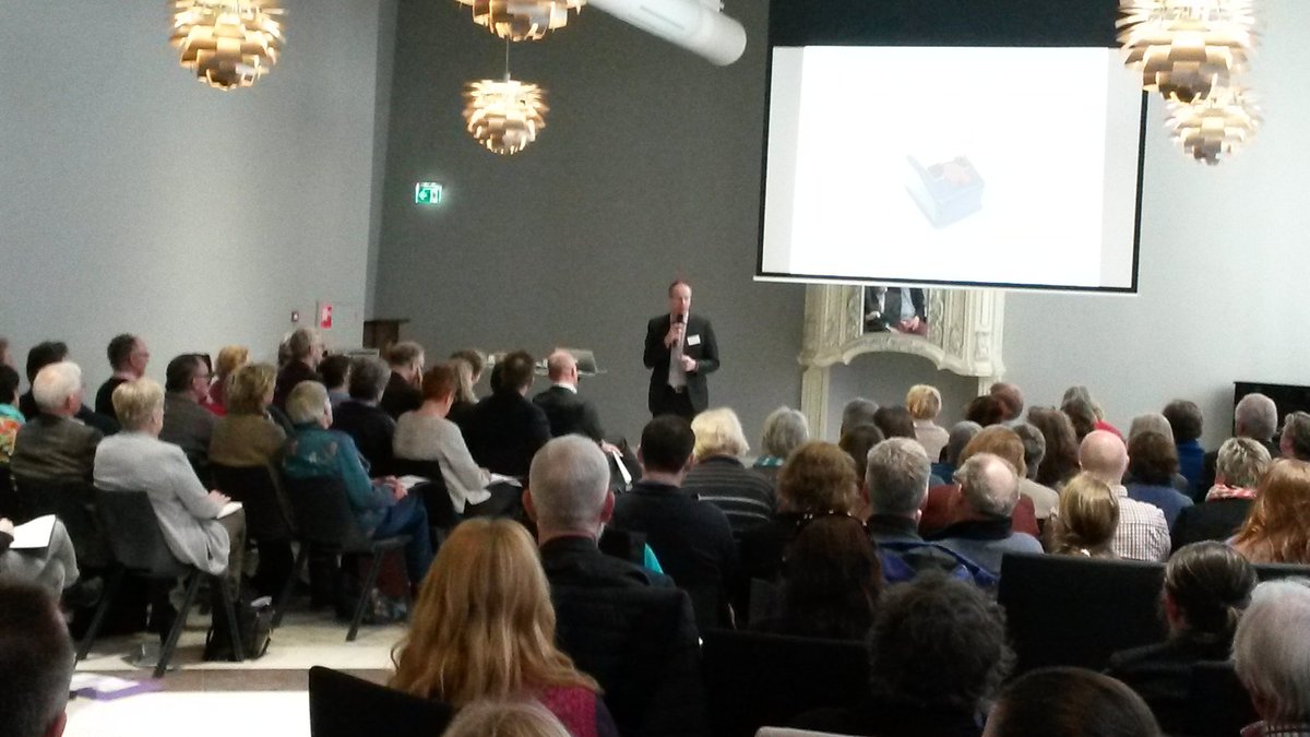 Een volle zaal clienten- en familievertegenwoordigers in Deventer stadhuis in gesprek met Dannenberg!