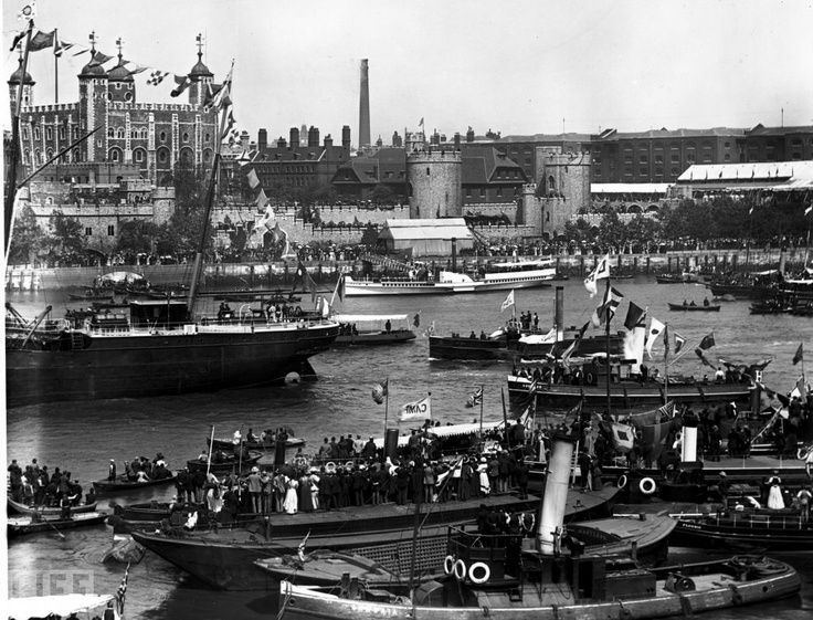 LDNhistory's tweet photo. A crowded stretch of the Thames overlooked by the Tower of London c. 1900 https://t.co/uK0bD06DYU