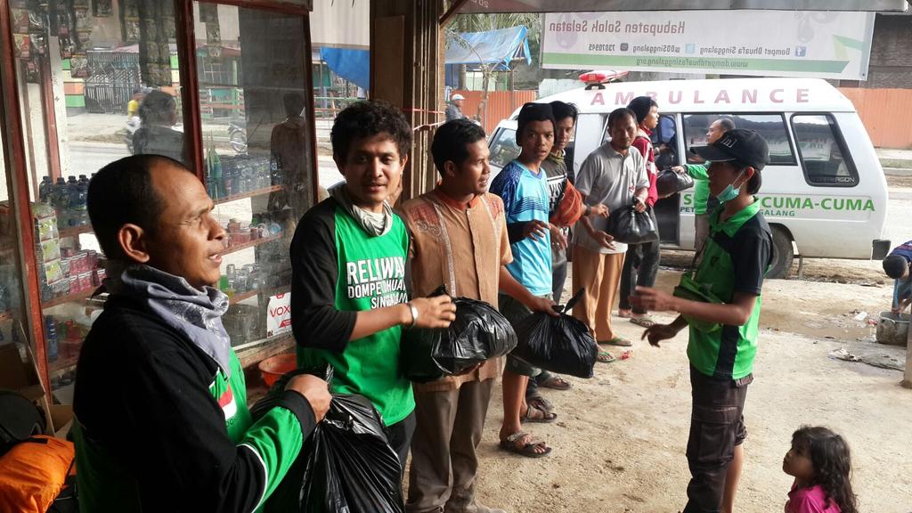 IMAPALAUHAMKA's tweet photo. Yg jauh mari saling mendoakan. Yg dekat mari merapat.Posko gabungan Dompet Duafa dgn imapala di solok selatan Sumbar https://t.co/f0Aux2xvAs