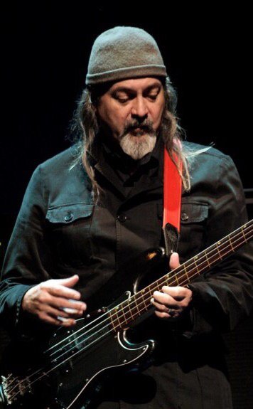 本日2月12日はアメリカのベーシスト/プロデューサー、ビル