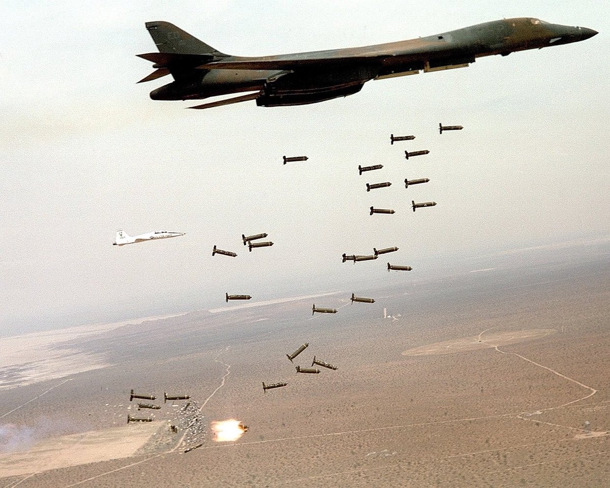 dbapdotcom's tweet photo. Post #humpday #photobomb with the #clusterbomb #B1 #lancer #bone #bombsaway #usaf #airforce #lowlevel #dbap https://t.co/cmfYtzctcj