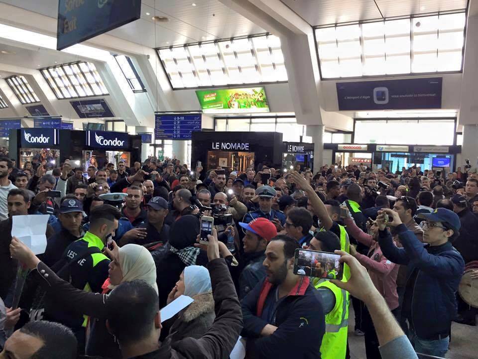 ennaharonline's tweet photo. استقبال المنتخب الفلسطيني في مطار #هواري_بومدين 
اهلا وسهلا بإخواننا الفلسطينيين 
#الجزائر_فلسطين
#شاركنا_رأيك https://t.co/UGUiPVNHSn