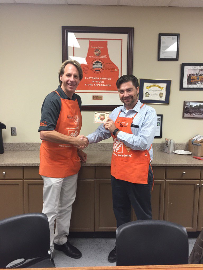 Jake honoring HDI Keller with a Bronze Homer Award! Congrats Keller!!! <a href="/THDJake/">Jake Horton</a> <a href="/THDRyanSilcott/">Ryan Silcott</a> <a href="/kellerhagood/">Keller Hagood</a>