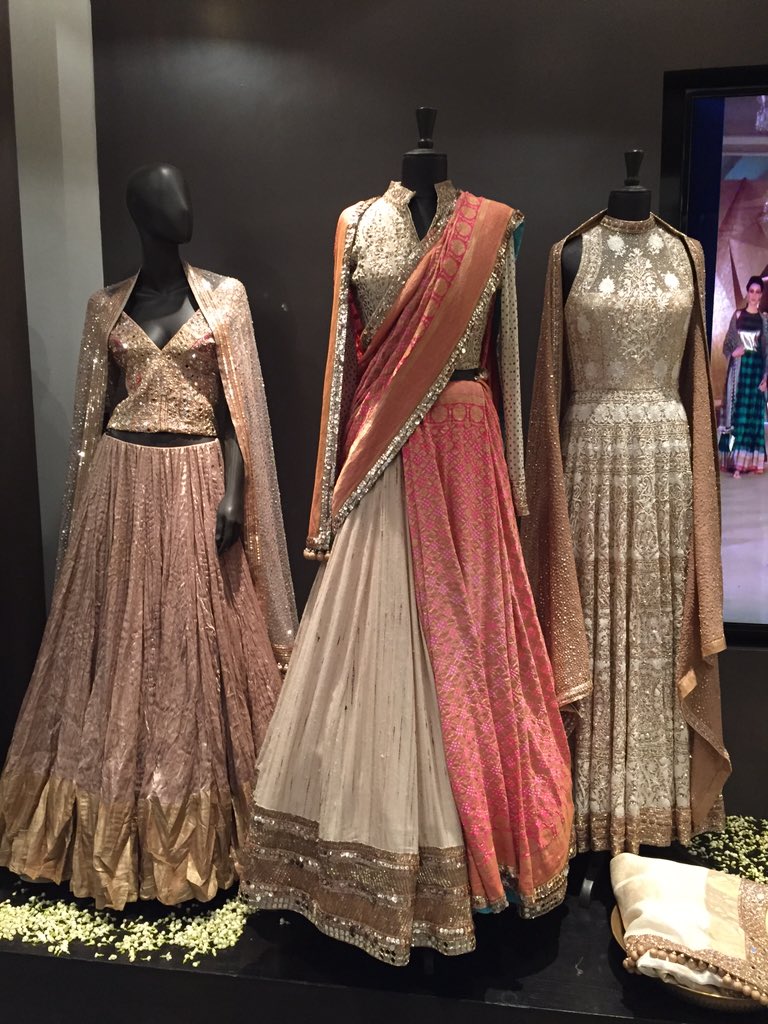ELLEINDIA's tweet photo. Blush-toned bridal looks @ManishMalhotra's Regal Threads trunk show. #MakeInIndia #Benaras #2016YearOfFabrics https://t.co/XRn276Ufwj