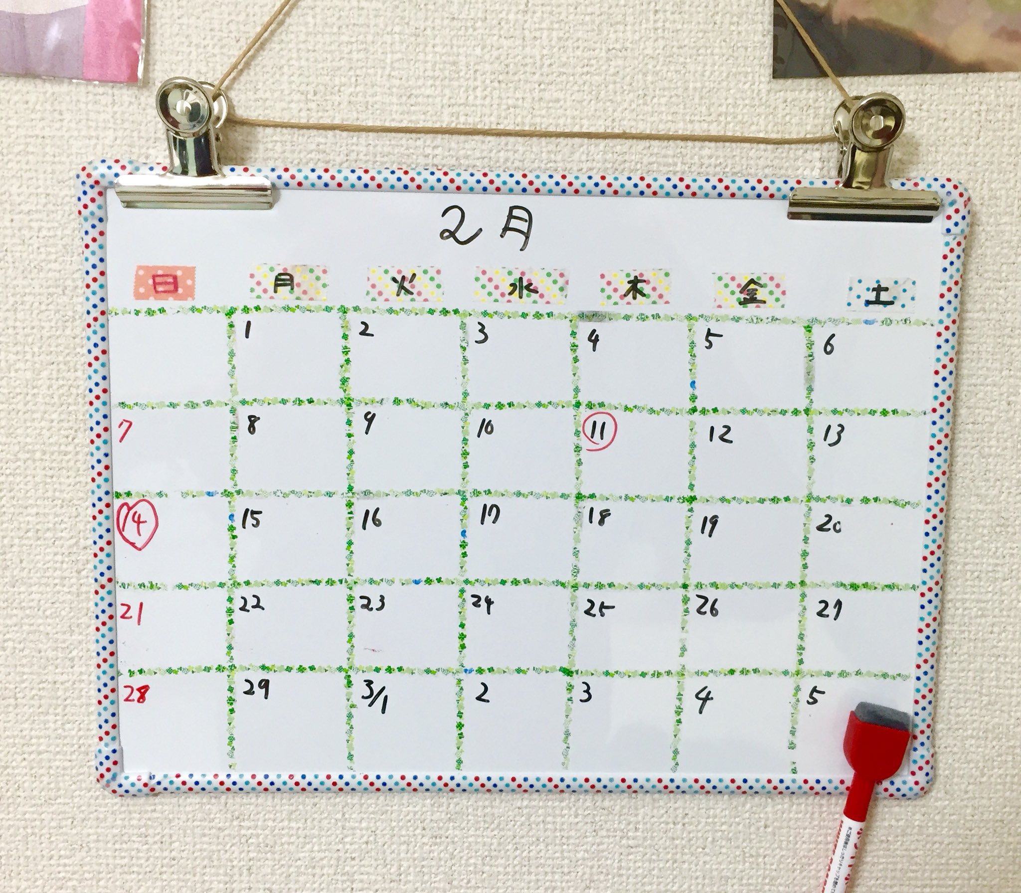 きじさや 100均でホワイトボードと修正テープみたいなマスキングテープ 目玉クリップ買ってきて 万年カレンダー作った 日付と 曜日の部分をマグネットにしたら もっとよくなる気がする T Co Krarwoapur Twitter