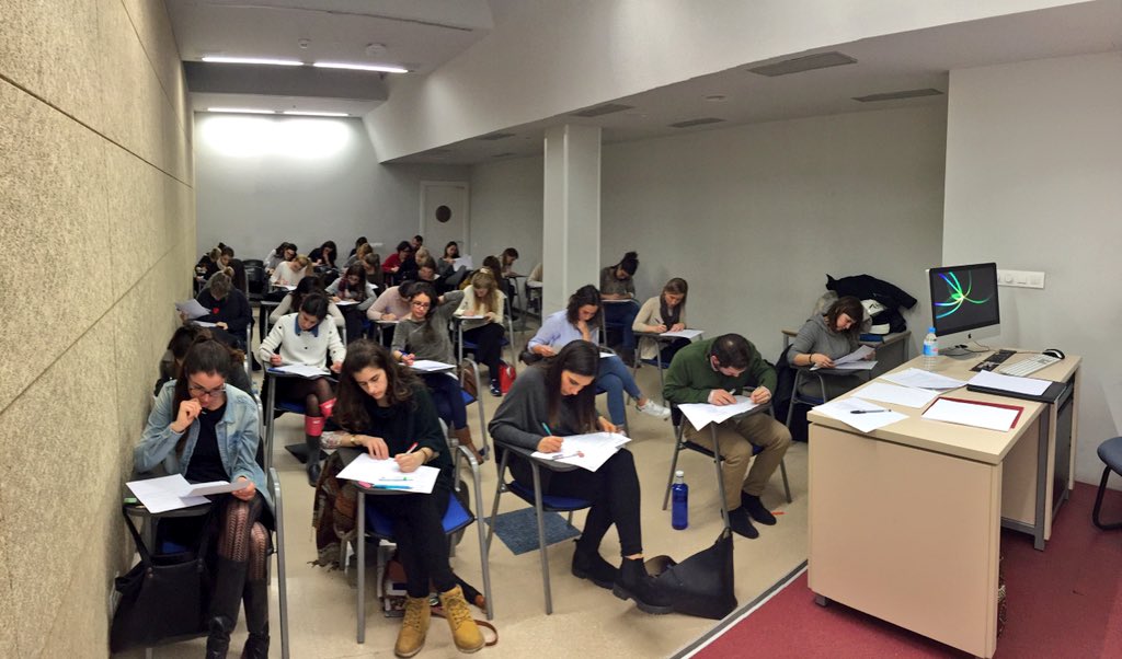 MasterEventsM's tweet image. Màxima concentració! Avui #examenparcial del #masterprotocolblanquerna @BlanquernaFCRI