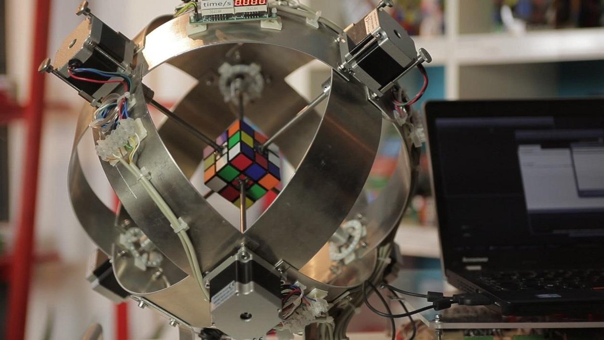 BFMTV's tweet photo. Un robot résout un Rubik’s Cube en moins de 1 seconde https://t.co/UZdUBCLnKb https://t.co/BC8tmVUUwv