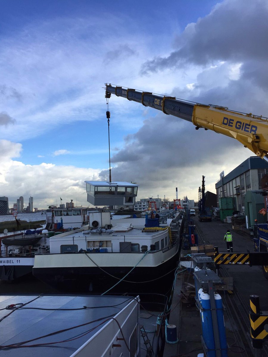 ShipyardTrico's tweet photo. Vandaag geen één maar twee stuks stuurhuizen geladen op de schepen MTS Sara en duwsleepboot Patrijs. https://t.co/zZHkI4fxGO