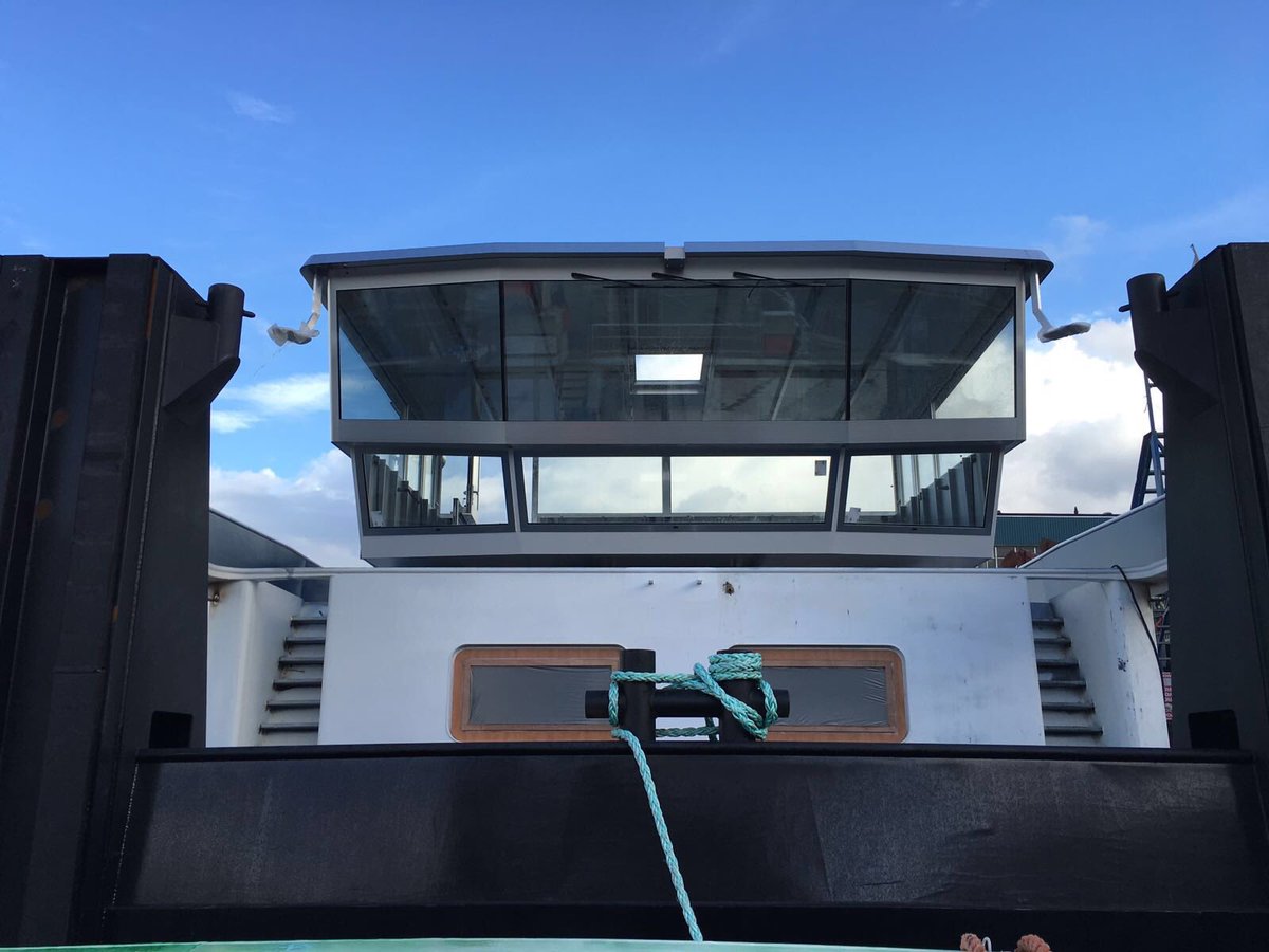 ShipyardTrico's tweet photo. Vandaag geen één maar twee stuks stuurhuizen geladen op de schepen MTS Sara en duwsleepboot Patrijs. https://t.co/zZHkI4fxGO