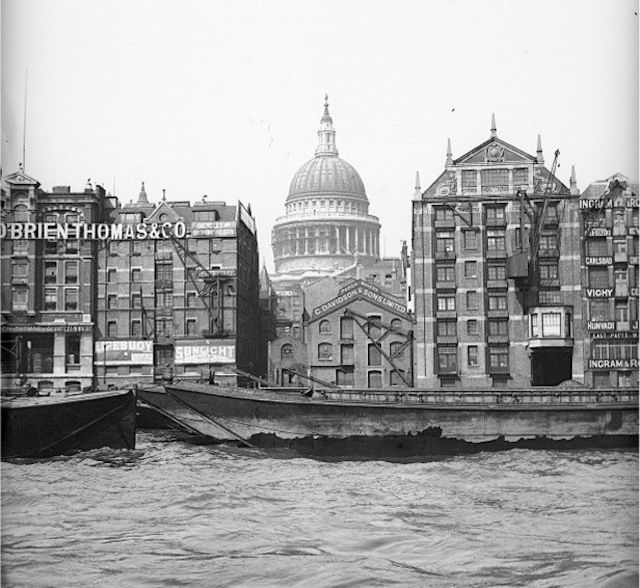 LDNhistory's tweet photo. A view of St Paul's Cathedral from the River Thames https://t.co/ujhZze0HLN