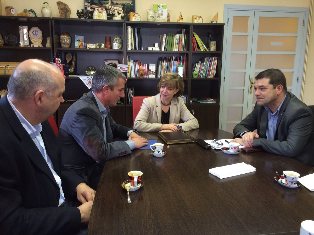 txellborras's tweet photo. A @AjuntFontrubi l'alcalde, Xavier Lluch, ens explica i ensenya projectes importants pel poble com el casal de joves https://t.co/izMgEjjirR