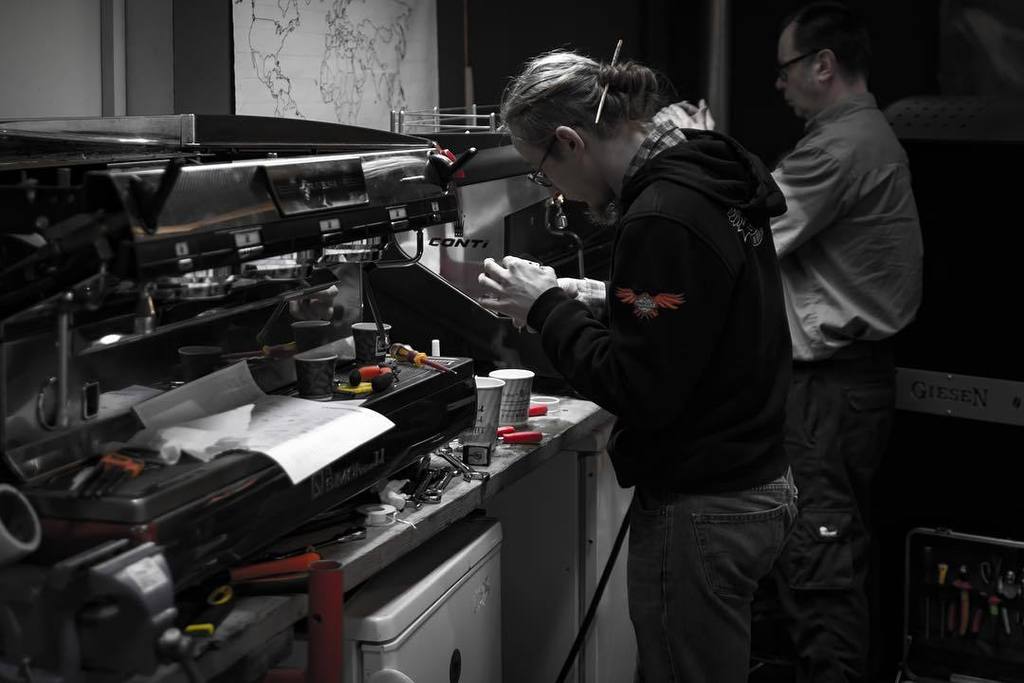 Vagabondcoffeer's tweet image. When they break, they break in pairs. #coffeemachine #londoncoffee #coffeemachinerepairs ift.tt/1KdSkEW