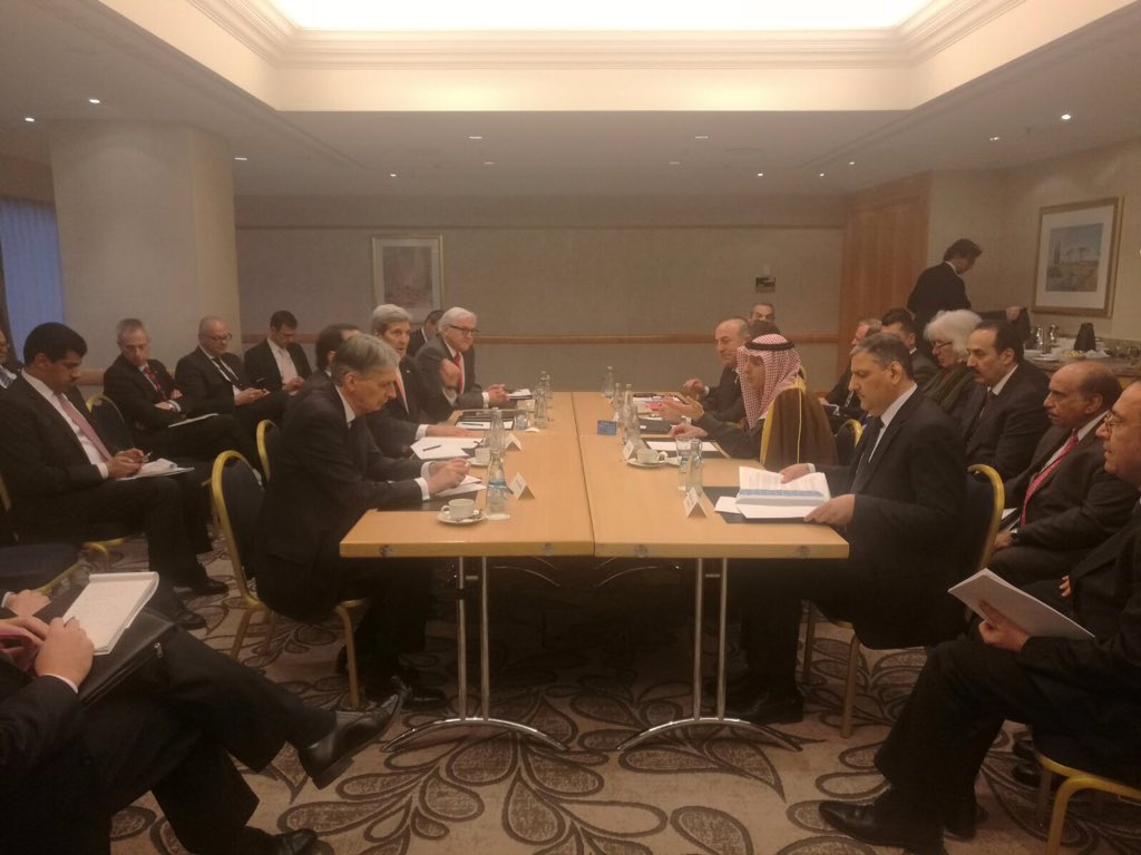 KSAMOFA's tweet photo. #عادل_الجبير في اجتماع يضم الولايات المتحدة بريطانيا ألمانيا فرنسا قطر تركيا ورئيس الهيئة العليا للمفاوضات رياض حجاب https://t.co/Fo9clSsMAx
