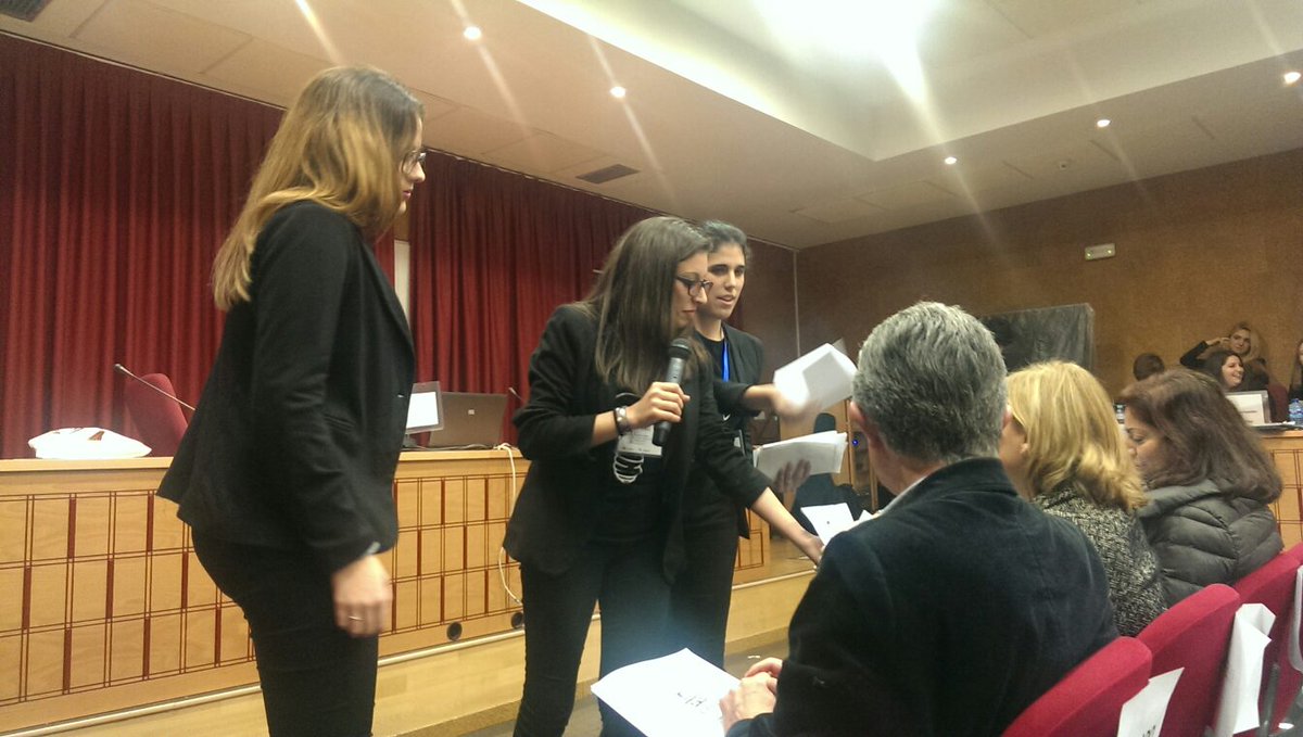 Las compañeras de <a href="/HokoPubli/">HokoPubli</a> realizan su sorteo... !Un disfraz de bombilla! #ProyecCom16