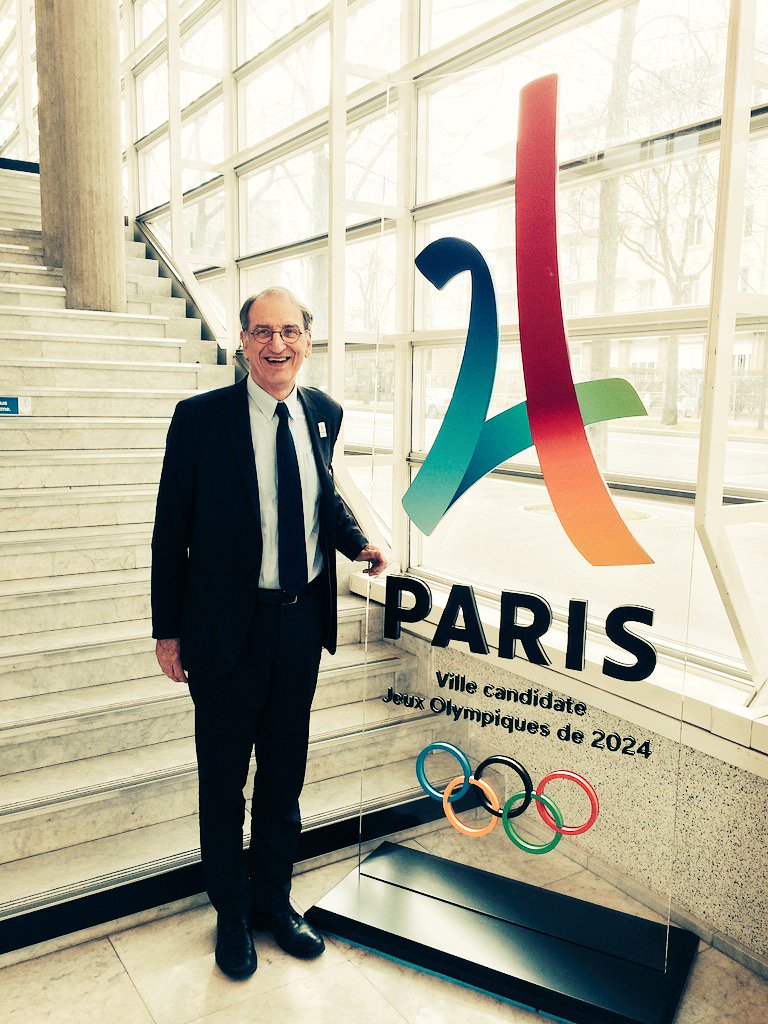 EquipeFRA's tweet image. Denis Masseglia et tout le CNOSF  fiers d'accueillir le logo @Paris2024, reçu hier à la Maison du sport français.