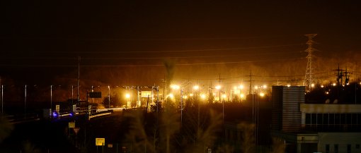 정부, 개성공단 전력공급 전면 차단…“공단 가동 후 처음”그 동안 내가 낸 세금으로 독재왕국의 불꽃놀이 했다.이제라도 박대통령이 단전을 했다니 잘했다.적국에게 전기주는 미친나라 더는 없어야 한다