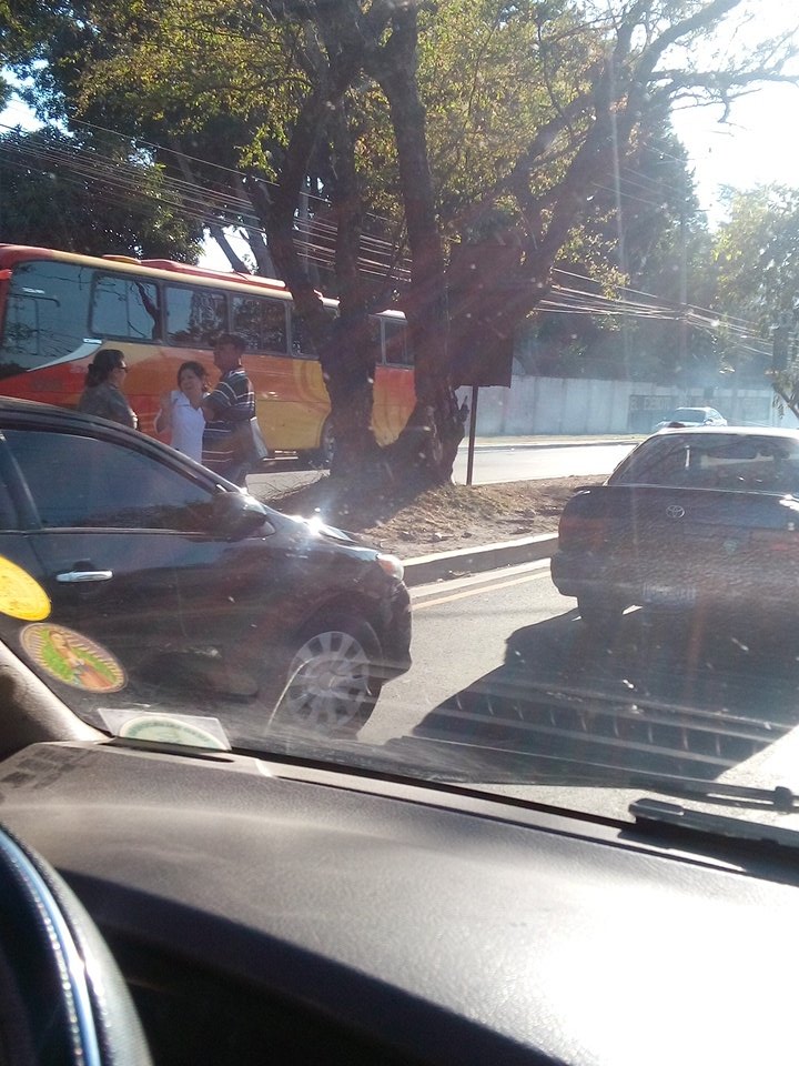 vilmapassarelli's tweet photo. @ddovia @alertux choque frente entrada aeropuerto de Ilopango carril derecho rumbo San Salvador. Haciendo tráfico https://t.co/WIJWzvtMoJ