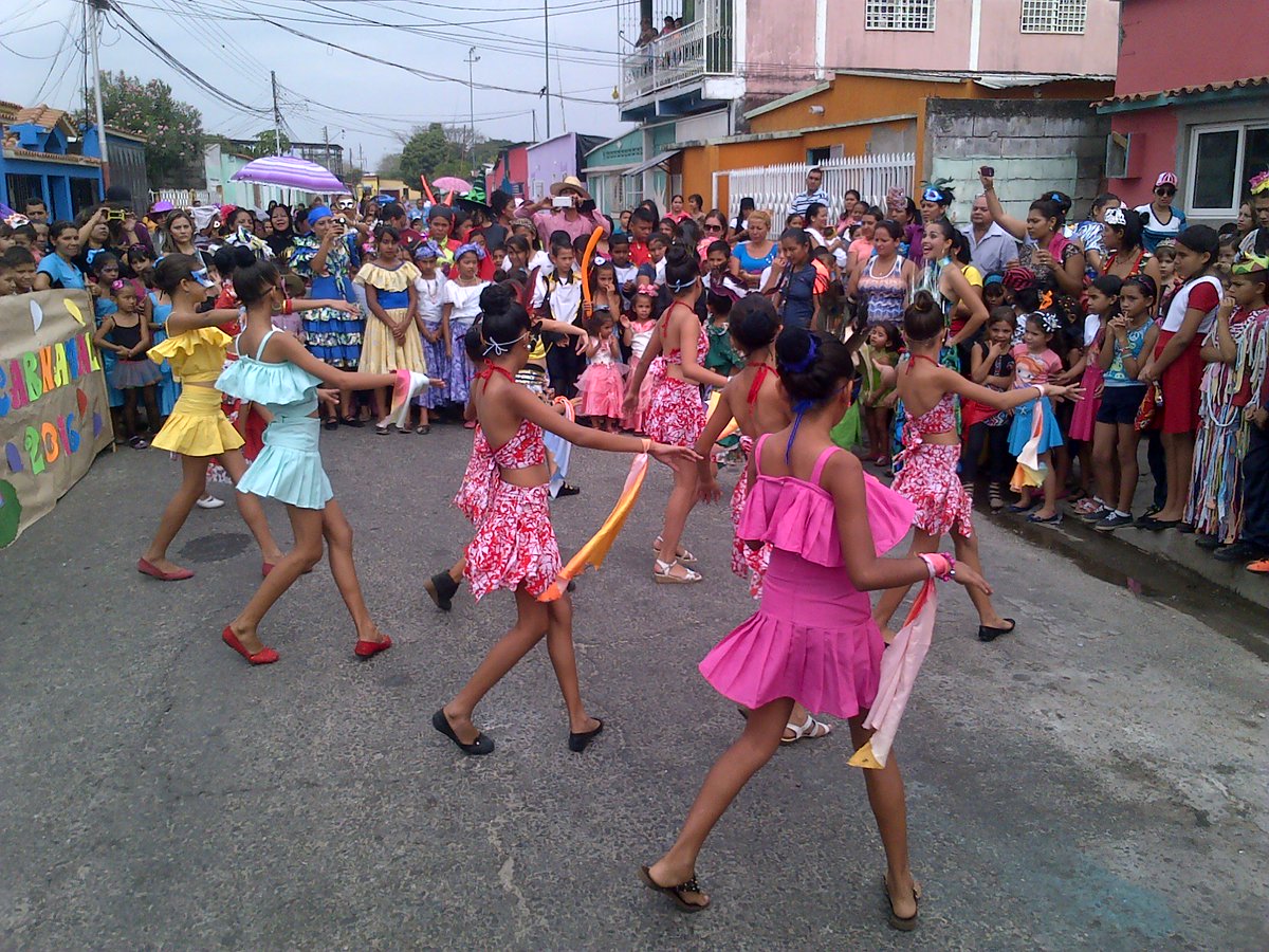 TOCANDO EN EL CARNAVAL ESCUELA INDEPENDENCIA II A LA CALLE