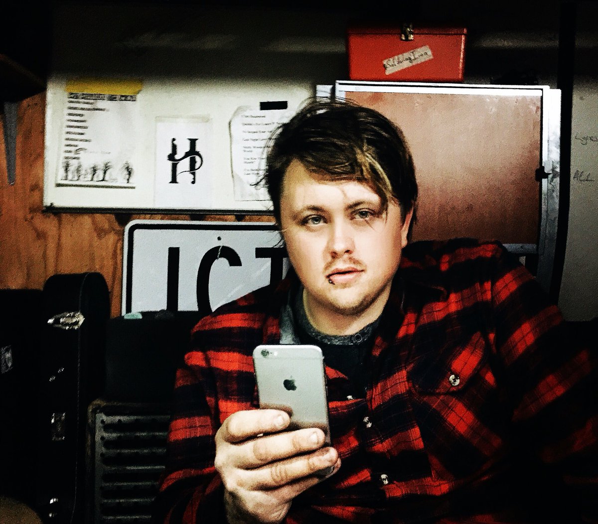 FISHSOOUP's tweet photo. Guys I don't know about you but I feel like a million damn dollars when I wear a nice flannel shirt. #flannelfan https://t.co/7hMtaGs7yI